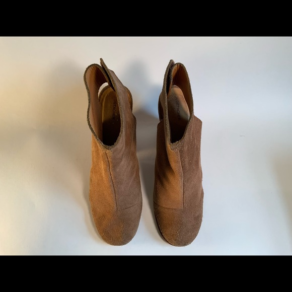 A Détacher suede heel